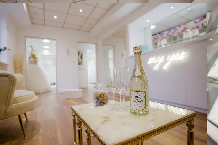 Sekt und Gläser auf dem Marmortisch vor dem leuchtenden SAY YES Schriftzug