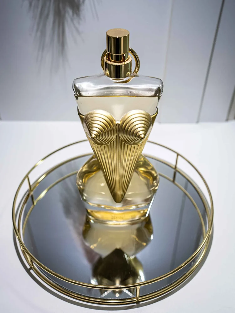 Goldenes Parfumflakon als liebevolles Detail in der Boutique