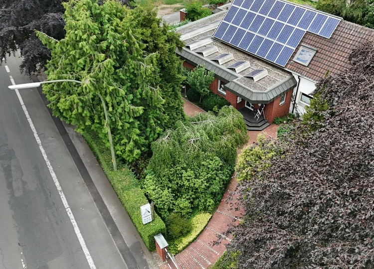 Die SAY YES Boutique liegt eingebettet in einen grünen Garten