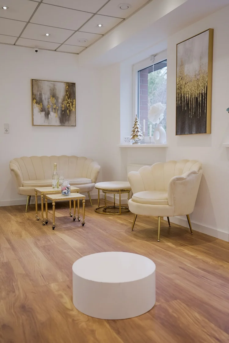 Die helle Lounge der Boutique mit Sitzplätzen für Deine Begleitung