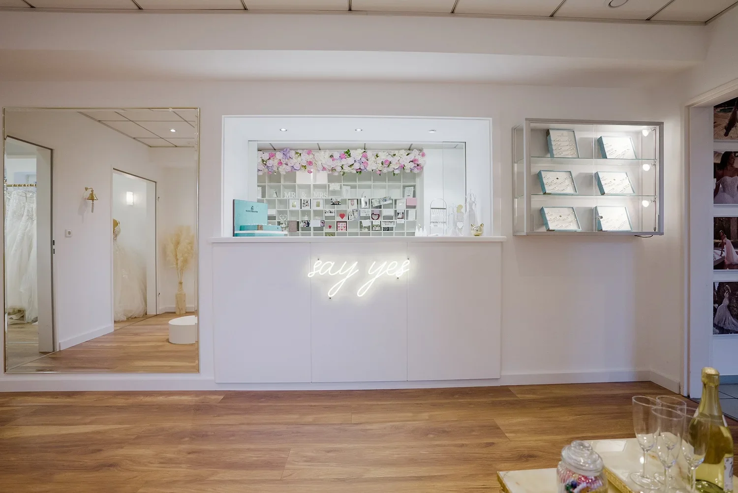 Empfang der SAY YES Boutique mit leuchtendem SAY YES Schriftzug
